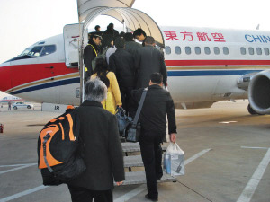 民航局稱嚴格執行經濟艙旅客限帶一件物品規定
