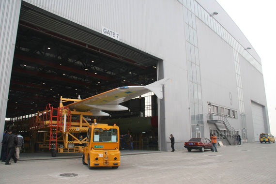 中航工業(yè)西飛國際天津公司總裝的首架A320機(jī)翼完成了總裝