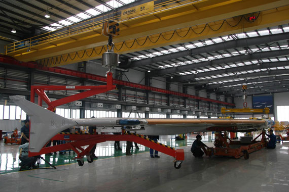 中航工業(yè)西飛國際天津公司總裝的首架A320機(jī)翼