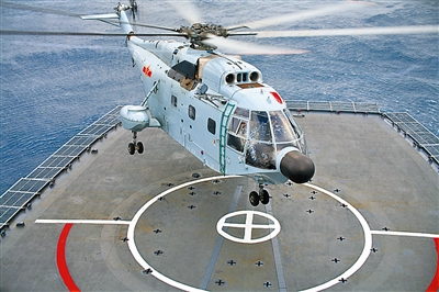 本報記者孫陽乘坐的直-8直升機(jī)著艦瞬間。王世均攝