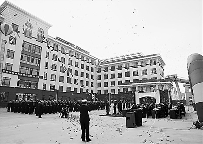 某現代化軍港一側，經過精心設計、精心施工，一幢幢嶄新的水兵樓拔地而起