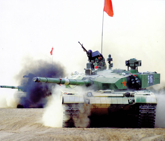 軍隊代表稱軍隊裝甲車等重型裝備一出動就容易壓壞老百姓的路，被“堵”在營區里開不出去。資料圖：解放軍改進型99式坦克高速機動