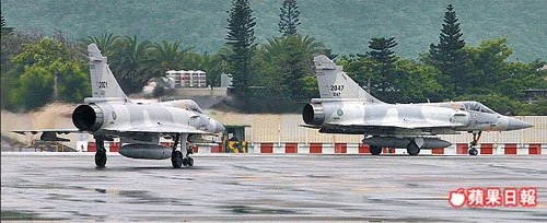 臺軍漢光演習縮水，幻影2000戰(zhàn)機只在跑道滑行，而沒有飛上天。來源：臺灣《蘋果日報》