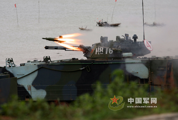 資料圖：我軍新型兩棲戰車發射反坦克導彈