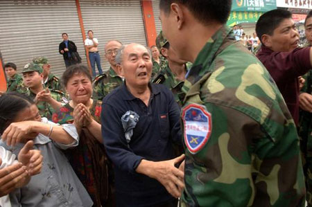 解放軍報:面對大地震巨災我們選擇堅強(圖)