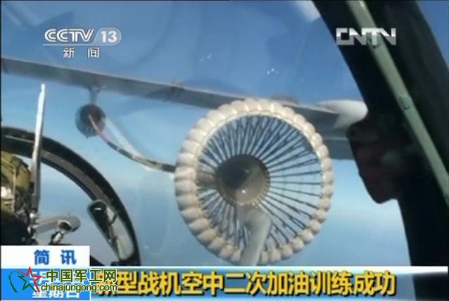 新型戰機空中二次加油訓練,采用對飛方式匯合