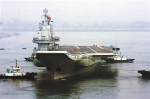 航母平臺向港口出口方向轉向。 宋太盛 攝