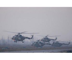 新疆軍區(qū)某旅組織直升機(jī)群大規(guī)模飛行訓(xùn)練